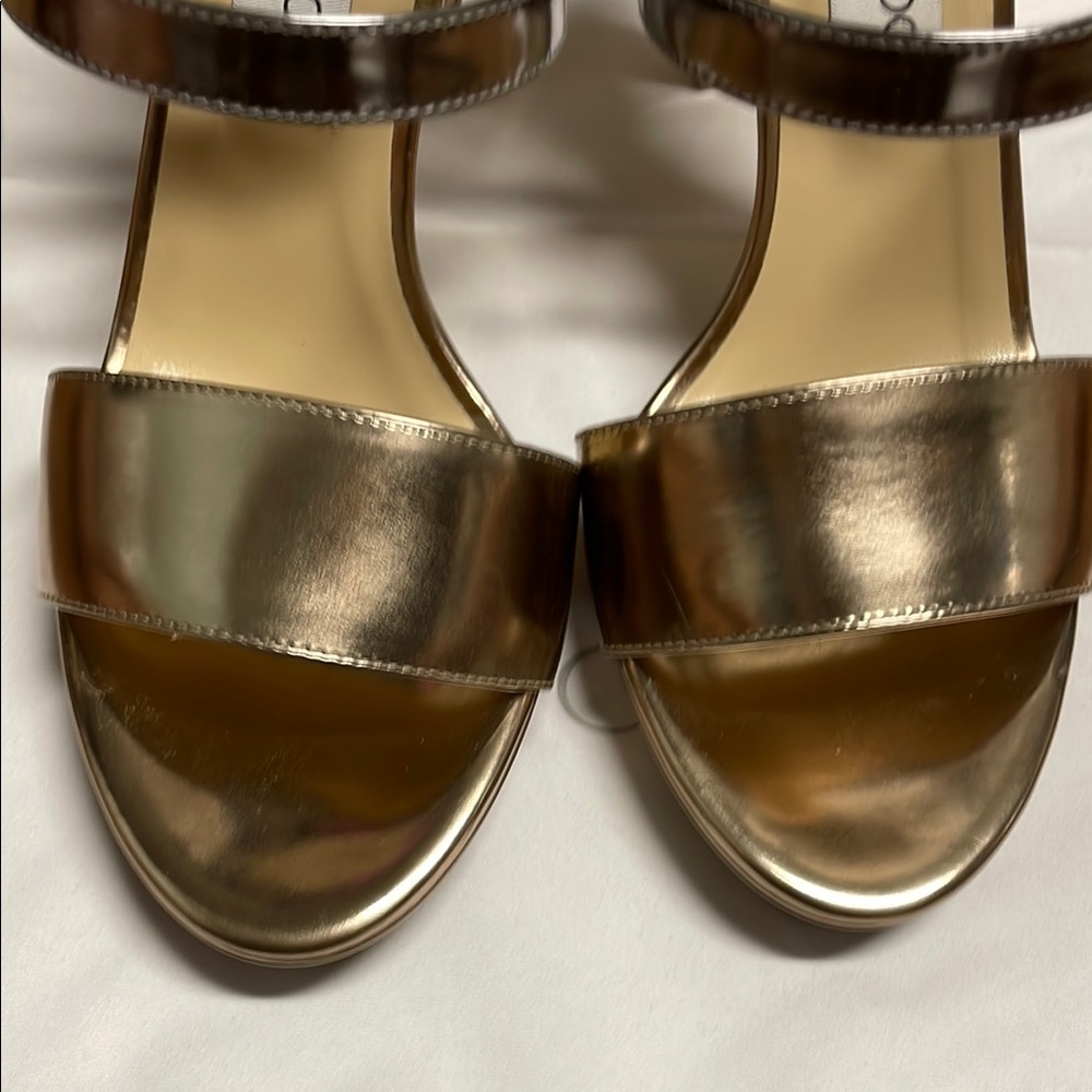 Jimmy Choo Gold Heels with Stiletto Elegance - Picture 5 of 8